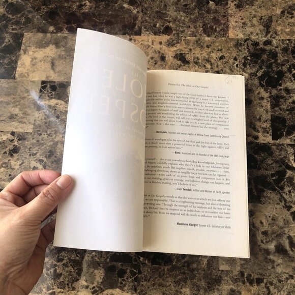 What Does God Expect Of Us? The Hole in Our Gospel Richard Stearns 2010 PB - Picture 7 of 9